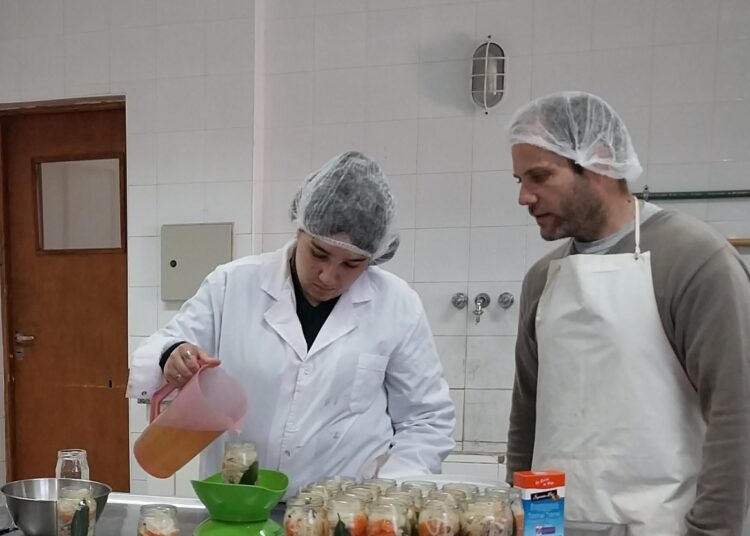 Práctica profesionalizante de elaboración de conservas con autoclave en Escuela Agraria