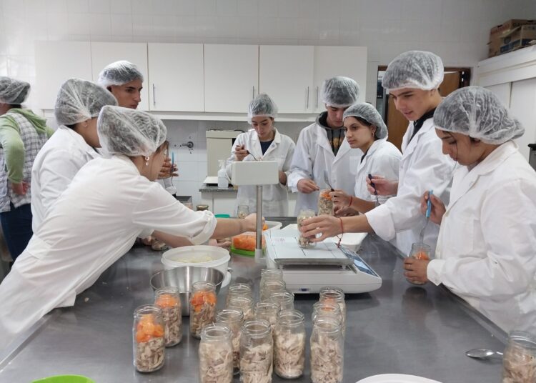 Práctica profesionalizante de elaboración de conservas con autoclave en Escuela Agraria