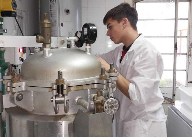 Práctica profesionalizante de elaboración de conservas con autoclave en Escuela Agraria
