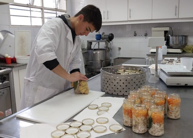 Práctica profesionalizante de elaboración de conservas con autoclave en Escuela Agraria
