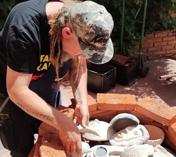 Se realizó la horneada de piezas en el patio del Centro Cultural El Nacional