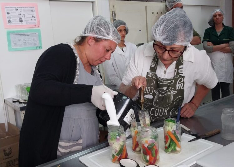 20 personas completaron el curso sobre elaboración de conservas vegetales seguras