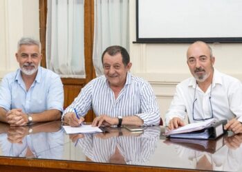 El intendente Julio Marini firmó la compra de inmuebles a la empresa Loma Negra
