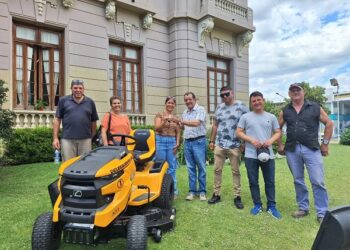 El municipio adquirió un nuevo tractor de corte para la Delegación de Estación López