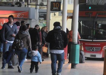 Nueva medida migratoria: menores podrán viajar en colectivos internacionales sin presentar DNI