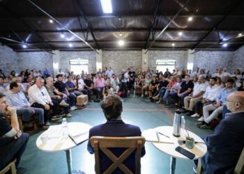 Marini acompañó a Kicillof en un encuentro con el sector productivo en Balcarce