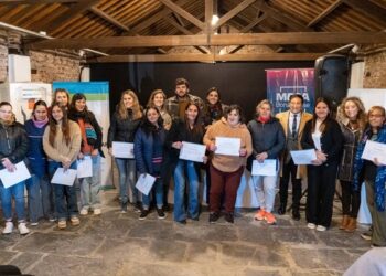 Entrega de equipamiento de cocina a establecimientos educativos del distrito