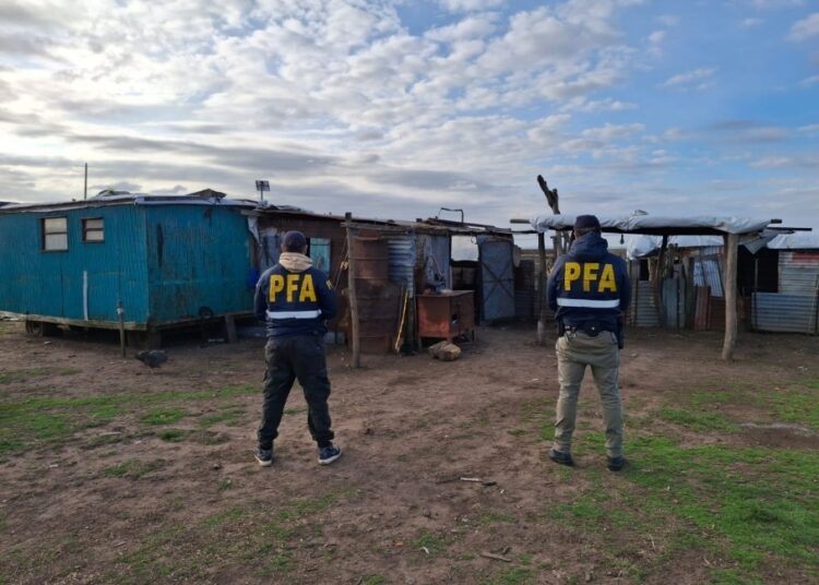 La Policía Federal llevo a cabo el recaste de una persona en un campo de Benito Juarez