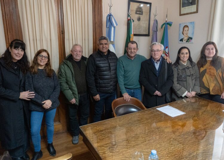 Firma de convenio entre Municipio y el CFL N°401 de Tres Arroyos
