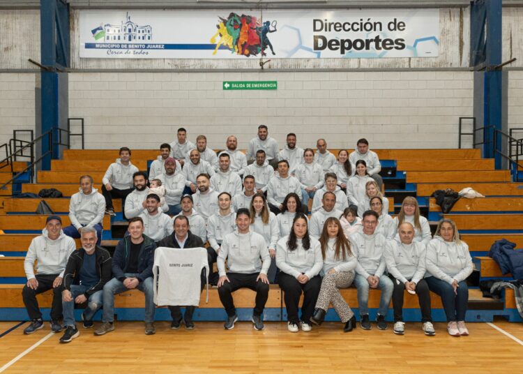 Entrega de indumentaria para la Dirección General de Deportes