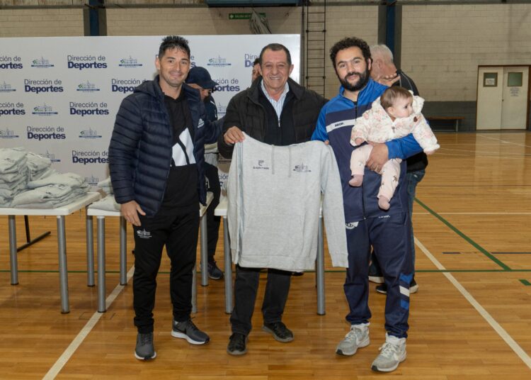 Entrega de indumentaria para la Dirección General de Deportes