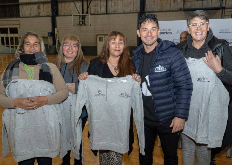 Entrega de indumentaria para la Dirección General de Deportes