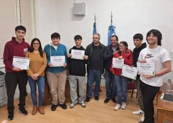 Se realizó la entrega de certificados a los ocho egresados del curso “Más allá del código”