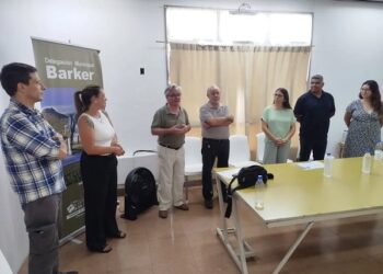 Entrega de certificados de cursos de formación laboral en Barker