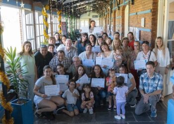 Entrega de certificados de cursos del CFL N°401