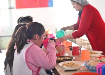 Kicillof refuerza la asistencia social: sube 30% el SAE y duplica la ayuda alimentaria a municipios