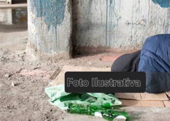 Hallan un hombre durmiendo en la vía publica