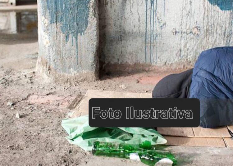Hallan un hombre durmiendo en la vía publica