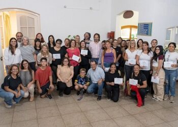 Entrega de certificados a Auxiliares de Instituciones Educativas