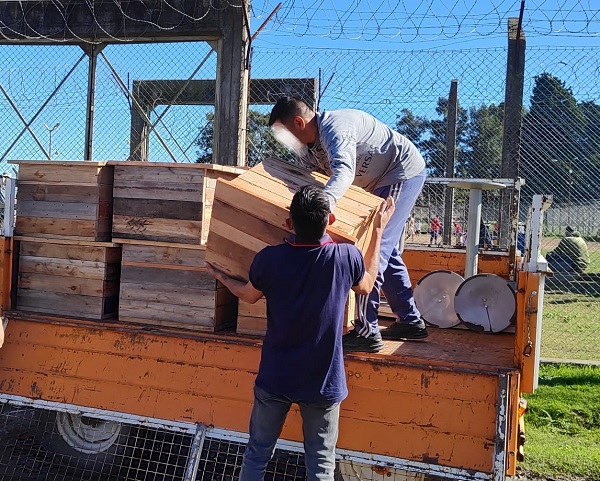 En las cárceles de Sierra Chica elaboraron mobiliario y composteras para entidades de Olavarría