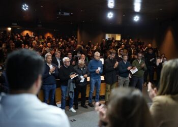 Intendentes bonaerenses llevaron al Congreso miles de firmas para frenar la eliminación de la Zona Fría